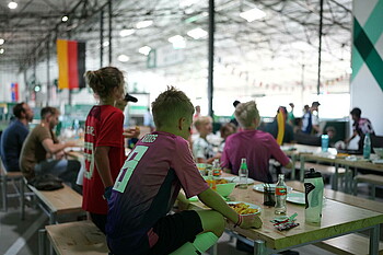 Kinder gucken das Deutschland-Spiel in der Bolzerei