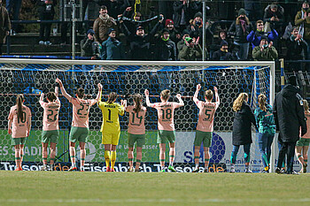 Die Mannschaft jubelt mit den Fans in Potsdam