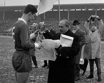 Alfred Ries bei der Medaillenübergabe an die Meistermannschaft.