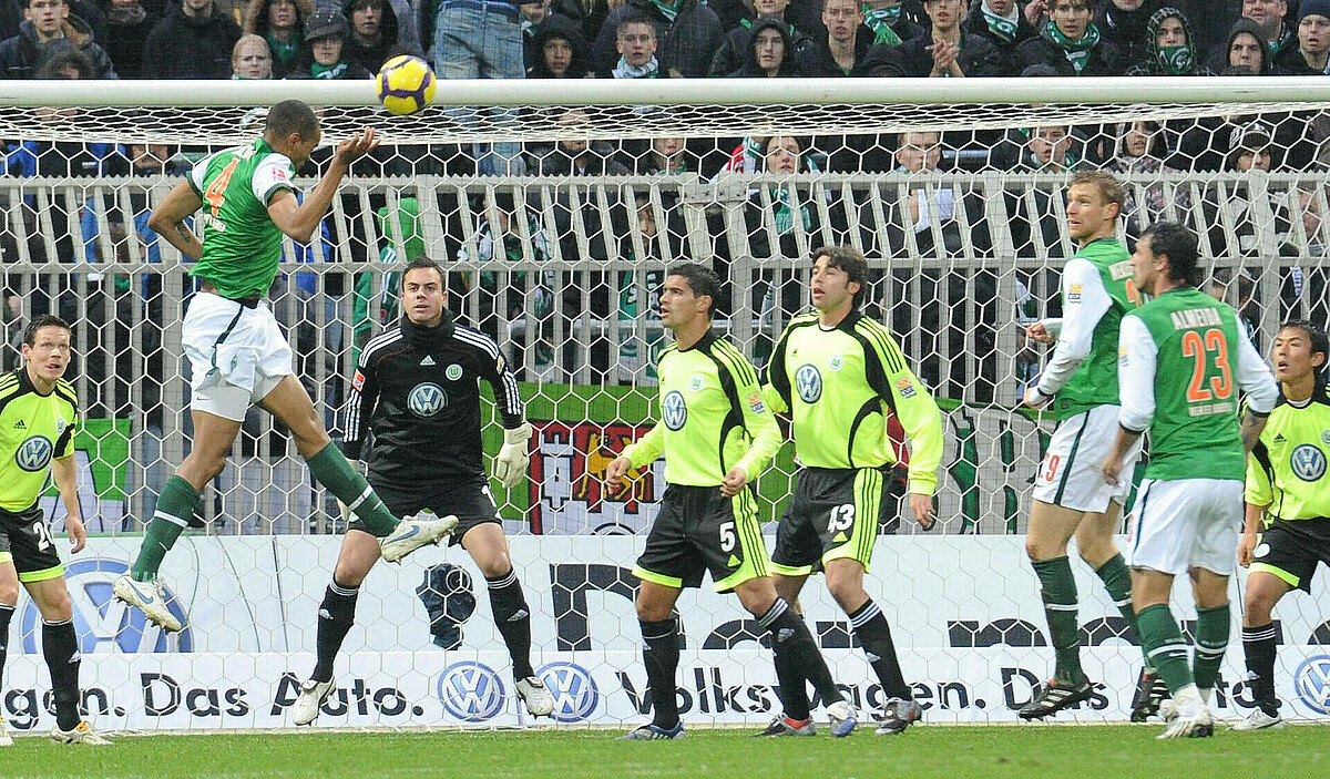 Naldo bei einem Kopfball auf das Wolfsburger Tor.