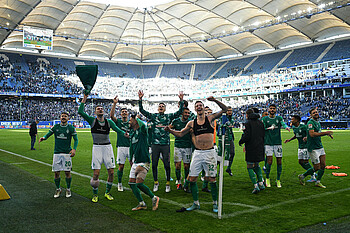 Die Spieler feiern vor der Fankurve nach dem Auswärtssieg gegen den HSV.
