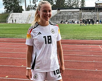 Mathilde Janzen lächelt im Trikot der deutschen U20-Nationalmannschaft.