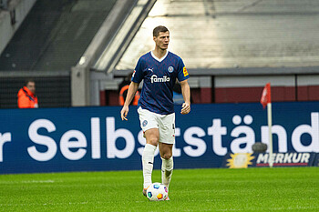 Patrick Erras mit Ball am Fuß im Kiel-Trikot. 