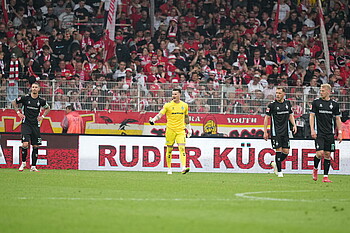 The Werder players react to conceding.