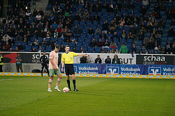 Niclas Füllkrug hat den Ball vor den Füßen, der Schiedsrichter zeigt auf den Elfmeterpunkt.