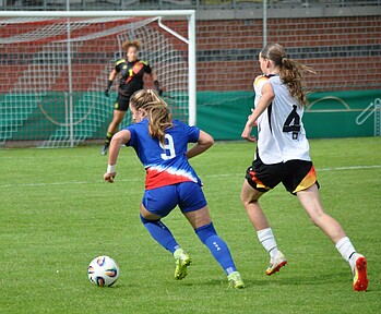 Anna Tobaben läuft einer US-Spielerin hinterher.