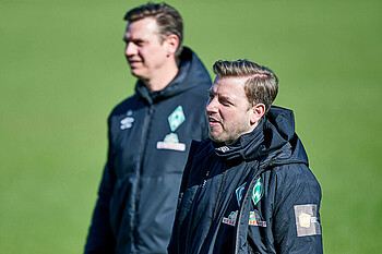 [Translate to Englisch:] Florian Kohfeldt und Tim Borowski beim Werder-Training.
