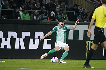Veljkovic schlägt einen hohen Ball