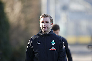 [Translate to Englisch:] Werder-Coach Florian Kohfeldt auf dem Weg zum Training.