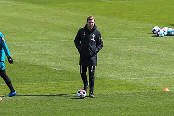 Florian Kohfeldt on the training pitch