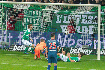 Der Moment des Torerfolgs, als Josh Sargent das 3:1 gegen Düsseldorf im Weserstadion erzielt, der Ball zappelt im Tor.