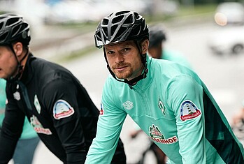 Christian Groß mit Helm auf dem Fahrrad.