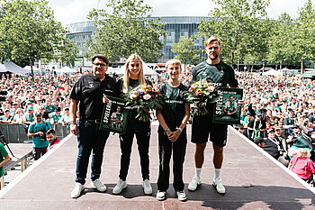 Dr. Hubertus Hess-Grunewald, Nina Lührßen, Taddeo Konz und Niclas Füllkrug posieren für ein Foto.