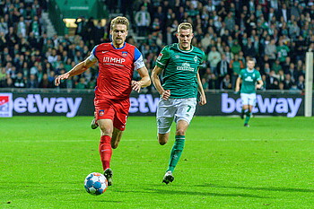 Oliver Hüsing vor Marvin Ducksch am Ball. 