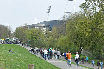 Fans auf den Weg zum Stadion (Foto: Werder.de).