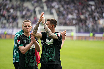 Werder-Spieler Niklas Schmidt und Marco Friedl klatschen.