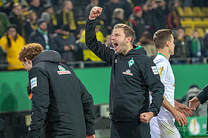 JAAA! Florian Kohfeldt jubelt mit den mitgereisten Werder-Fans!