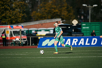 Michelle Ulbrich mit dem Ball am Fuß. 