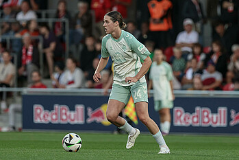 Lara Schmidt mit Ball am Fuß. 