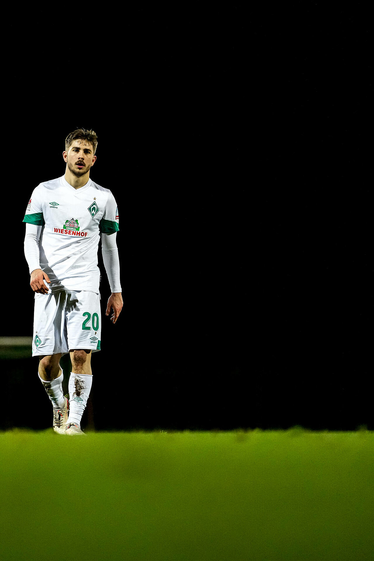 Romano Schmid im dunklen Stadion.