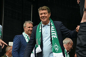 Otto Rehhagel mit Werder-Schal um den Hals. Dahinter Marco Bode.