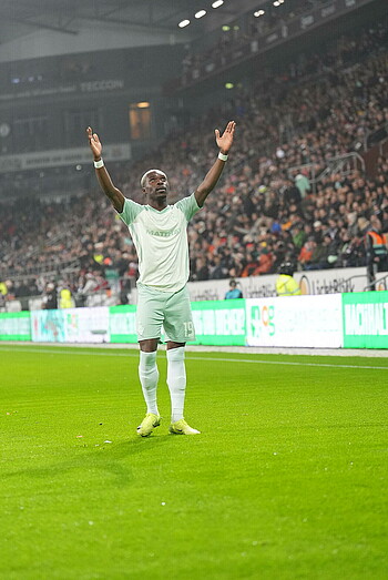 Derrick Köhn jubelt vor dem Bremer Gästeblock im Millerntor-Stadion