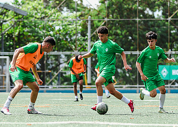 Die Jugendlichen spielen Fußball (Foto: W.DE).