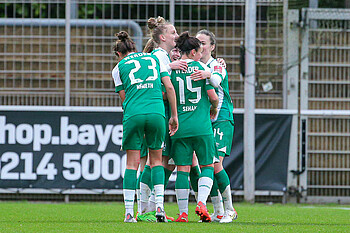 Team jubelt in Leverkusen nach einem Tor