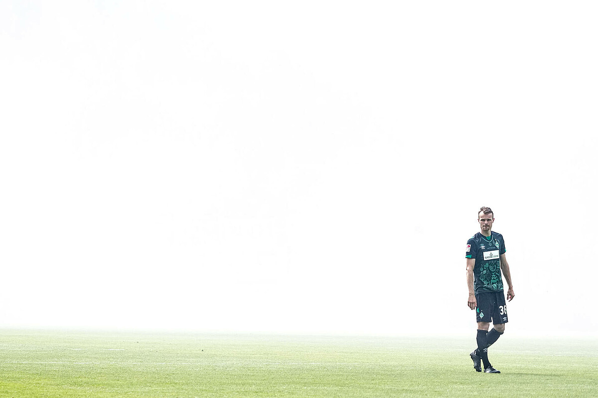 Werderspieler Christian Groß im Pyro-Nebel beim FC Erzgebirge Aue.