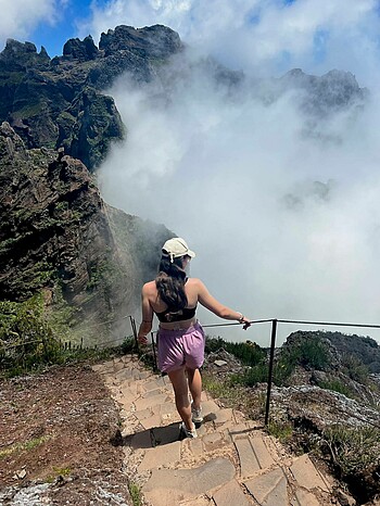 Chiara Hahn geht in einem Gebirge eine Treppe hinunter.