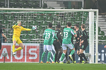 Kevin Möhwald erzielt den Treffer zum 1:0 gegen Fürth.