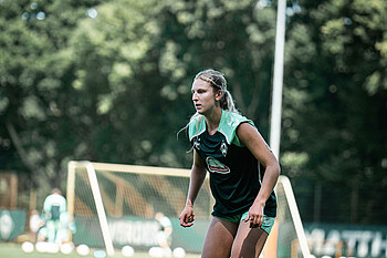 Kaylie Ronan fokussiert im Teamtraining