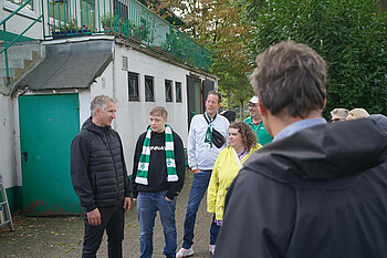 Frank Baumann spricht mit Mitgliedern des Martinclubs (Foto: Werder.de).