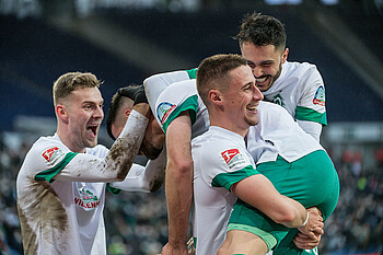 Die Werder-Spieler bejubeln ein Tor.