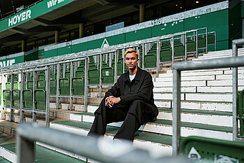 Mio Backhaus in front of the empty Ostkurve.