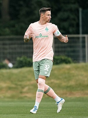 Marco Friedl auf dem Spielfeld im Werder-Away-Trikot.
