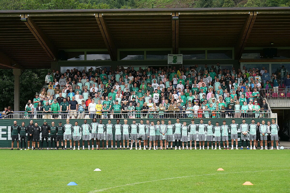 Die Werder-Mannschaft im Zillertal vor der Tribüne voller Werder-Fans