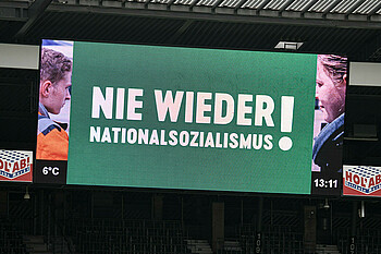 Der Stadionbildschirm mit der Anzeige "Nie wieder Nationalsozialismus".