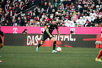 Anthony Jung mit Ball am Fuß. 