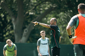 Christian Brand gestikuliert auf dem Trainingsplatz.