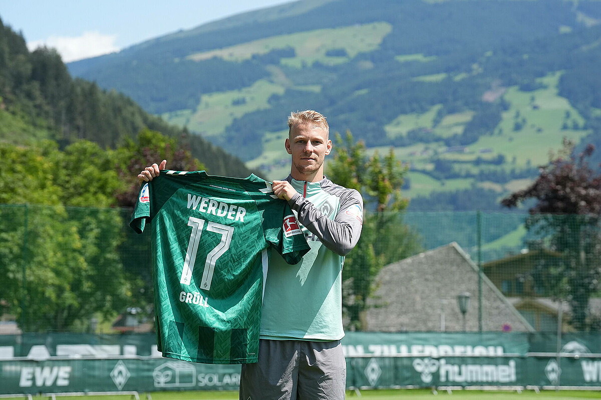 Werders neue Nummer 17 Marco Grüll mit dem neuen Heimtrikot in der Hand.