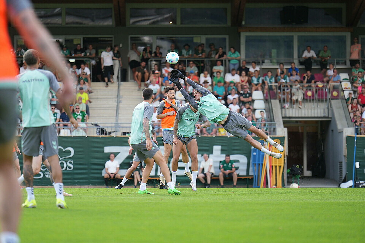 Werders Spieler bei der Trainingseinheit in Zell