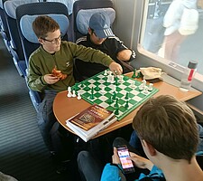 Auch bei der Reise wurde – selbstverständlich auf 						einem grün-weißen Schachbrett – Schach 							gespielt. (Bild Oliver Höpfner)
