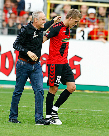 Nils Petersen mit Christian Streich auf dem Platz. 