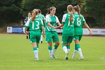 U17-Spielerinnen jubeln