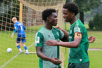 Wesley Adeh und Princewill Mbock beim Torjubel.