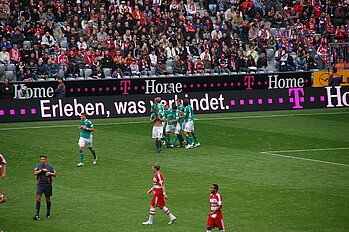 Werders Spieler jubeln nach einem Tor in München gegen Bayern 2008