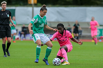 Werder-Spielerin Jasmin Sehan im Zweikampf beim Spiel gegen die SGS Essen.