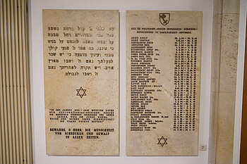 Eine Gedenktafel innerhalb der Synagoge erinnert an die Opfer des Holocaust (Foto: WERDER.DE).