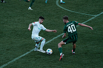 Romano Schmid dribbelt in den Sechzehner gegen Gladbach im Testspiel